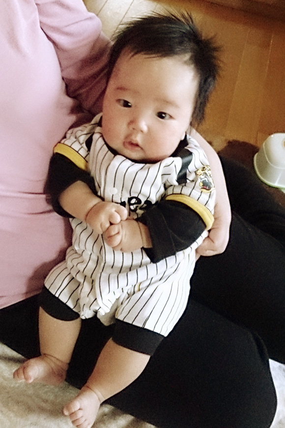 赤ちゃん。嬉しい訪問者-阪神の可愛い服♪
